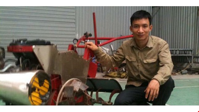 Tạ Đình Huy bên cạnh chiếc máy do anh chế tạo.