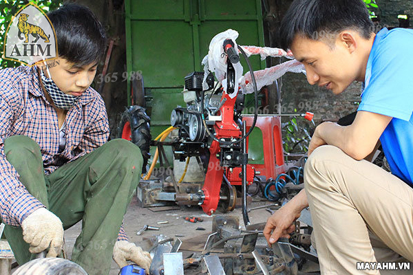 Cách sử dụng máy xới đất đánh luống.